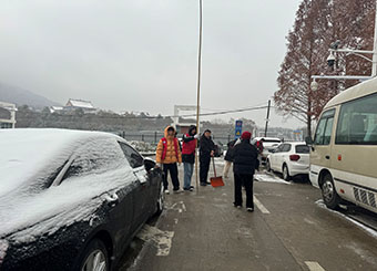 城市建设学院学生第三党支部参与“清扫积雪，温暖校园”活动