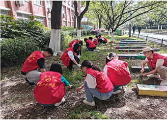 爱国卫生环境清洁进行时：学生党员从身边做起