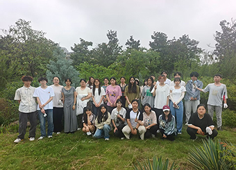 以实践育匠心，用双手绘花境 ——党建促团建开展花境区域除杂草活动